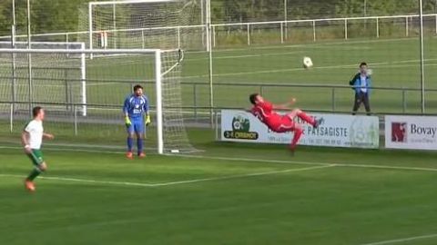 Futbolchi o‘z darvozasiga qaychi uslubida gol urdi