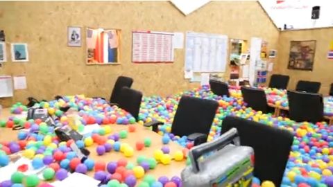 Britaniyalik erkak o‘zi rahbarlik qilayotgan ofisni 250 ming rang-barang sharchalar bilan to‘ldirdi (video)