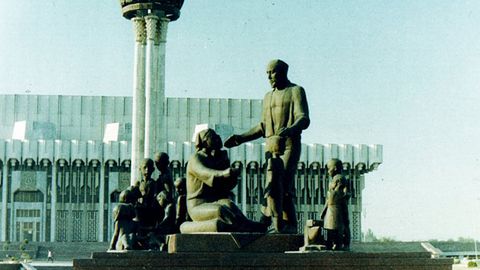Video: Shomahmudovlar oilasi sharafiga ishlangan Xalqlar do‘stligi monumenti yana Toshkent markaziga qaytdi