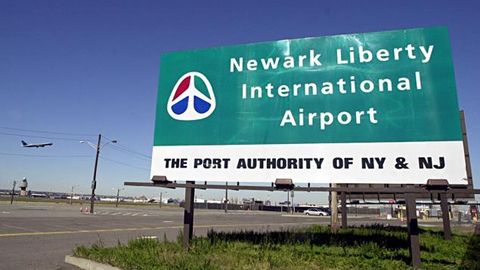 Nyu-Jersi aeroportida samolyot dvigateli alanga olishi tufayli 5 kishi jarohatlandi
