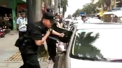 Xitoyda politsiyachilar jaziramada mashinada qoldirib ketilgan bolakayni qutqarish uchun avtomobil oynasini sindirdi (video)