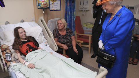 Yelizaveta II Manchesterdagi terakt oqibatida jarohat olganlarni shifoxonaga yo‘qlab bordi (foto)