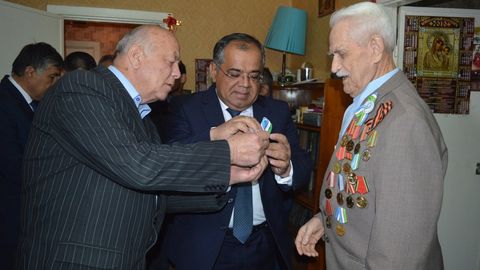 Navoiy shahrida Ikkinchi jahon urushi qatnashchilariga Shavkat Mirziyoyevning shaxsiy tabrigi va qimmatbaho sovg‘alar yetkazildi