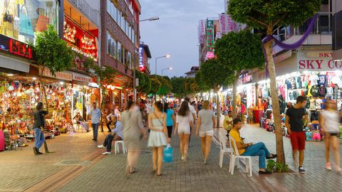 Antaliyada jamoat joylarida spirtli ichimliklar ichish man etildi