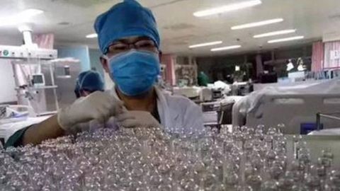 Shifokorlar bemor hayotini saqlab qolish uchun 8000 ta ampulani qo‘lda ochdi