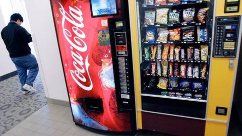 АҚШда МРБ ходимларидан бир гуруҳи автоматлардан егулик ўғирлагани учун ишдан бўшатилди