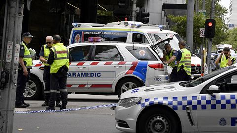 Melburnda erkakni otib tashlagan noma’lum shaxs bir ayolni garovga oldi