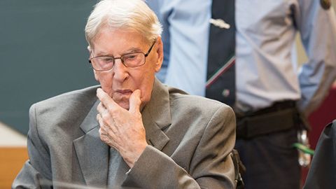 Освенцимнинг 170 минг кишининг ўлимига алоқадор қўриқчиси вафот этди