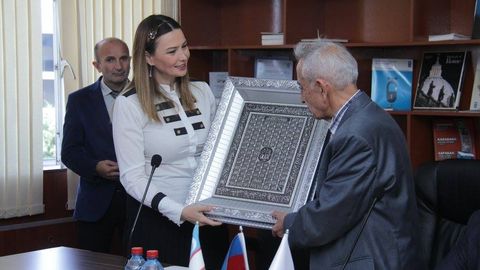 O‘zbekiston xalq shoiri Jamol Kamolga Bokudagi Yevrosiyo universiteti faxriy doktori unvoni berildi
