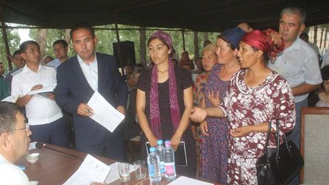 Fuqarolar murojaatiga e’tiborsiz qaragan Sho‘rchi tumani hokimi ishdan olindi