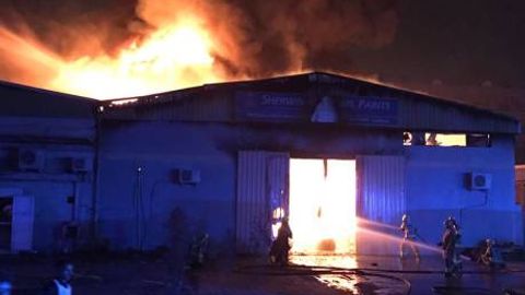 БААнинг Ажман шаҳрида бир неча омбор ёниб кетди