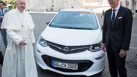 Opel компанияси Рим папасига электрокар совға қилди