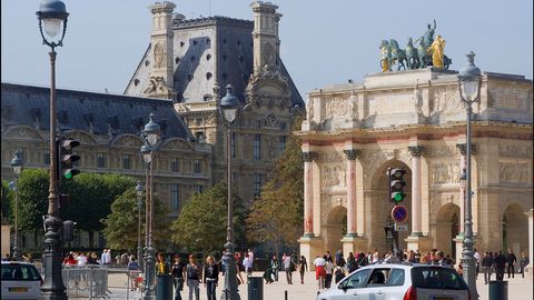 Париждаги дўкон деворини тешиб, 2 млн евролик қимматбаҳо зийнат буюмларини ўғирлаб кетишди