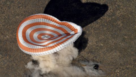 XKSning ikki a’zosini olib kelayotgan tushuvchi apparat Qozog‘istonda qo‘ndi