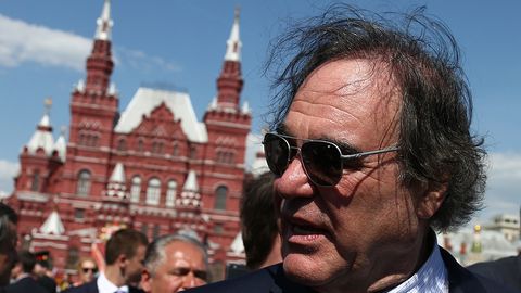 Oliver Stoun Putinning kabinetidagi stolda o‘zi yozgan kitobni ko‘rib qoldi