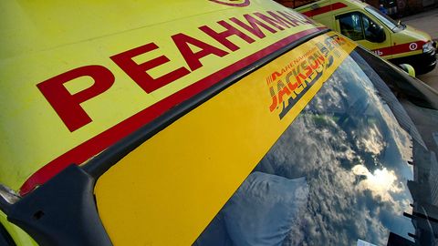 Boshqirdistonda poyezd tomida selfiga tushmoqchi bo‘lgan qiz 27 ming volt kuchlanishdagi elektr toki zarbasini oldi