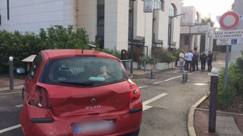 Fransiya politsiyasi masjid yaqinidagi olomon ustiga bostirib borishga uringan erkakni qo‘lga oldi