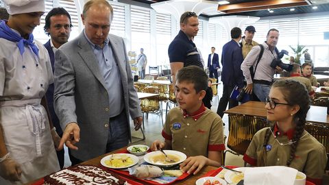 Путин: Журналистлар воқеаларни қандай мезонлар асосида баҳолаши ўта муҳим