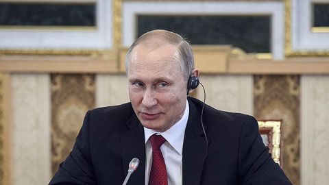 Putin rejissor Oliver Stounga bergan intervyusida o‘z soqchilariga ishonishini aytdi