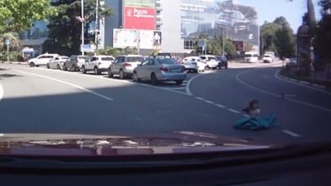Sochida yurib ketayotgan mashina yukxonasidan bola tushib qoldi (video)