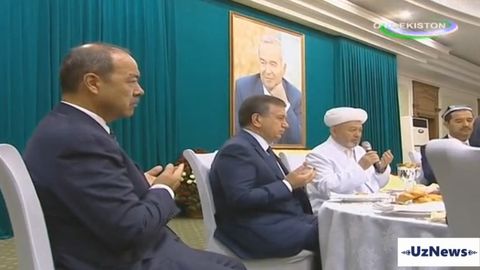Шавкат Мирзиёев Тошкентда 1200 имом учун ташкил қилинган ифторда қатнашди (видео)