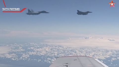 F-16 qiruvchisi Rossiya mudofaa vazirining samolyotiga yaqinlashishga urinib ko‘rdi (video)