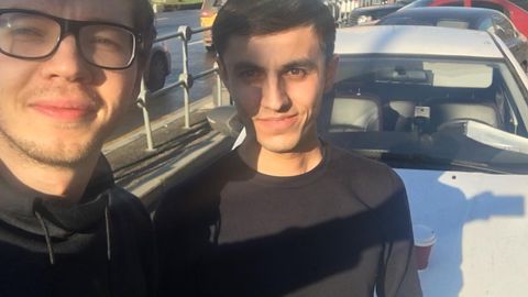 Rossiyalik hayratdan lol qoldi: O‘zbekistonlik yigit unga pul va plastik kartalar to‘la hamyonni qaytardi