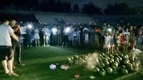 Xitoylik talaba sevgan qizini 99 ta tarvuz va shamli tort yordamida qaytarishga urinib ko‘rdi