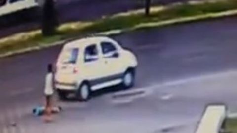 Video: Toshkentda trotuardan yugurib kelayotgan bolakayni Matiz bosib ketdi. Bolakay vafot etdi