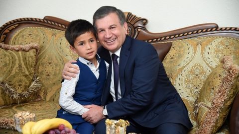 Shavkat Mirziyoyev Bo‘zdagi arzon uylarning egalari turmushi bilan tanishdi