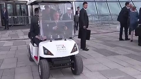 Нурсултон Назарбоев электрокарни ўзи бошқариб экскурсия ташкил қилди