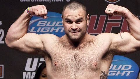 O‘zini boksda sinab ko‘rgan UFC jangchisi nokautidan ikki kun o‘tib, vafot etdi