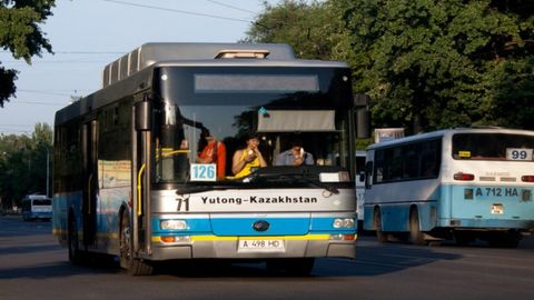 Olmaotada ishlashga ruxsati bo‘lmagan 4 nafar O‘zbekiston fuqarosi avtobus boshqarayotgani aniqlandi