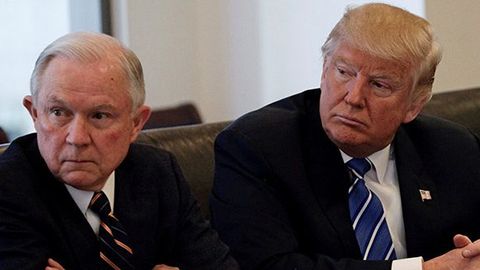 OAV: Trampning yordamchilari uni adliya vaziri Jeff Seshnsni lavozimidan chetlashtirmaslikka ko‘ndirishga urinmoqda