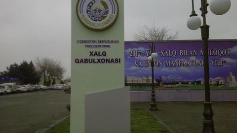 Нукусда Олий суд раисининг сайёр қабулида Халқ қабулхонасига мурожаат қилган фуқаро суд залида қамоқдан озод этилди