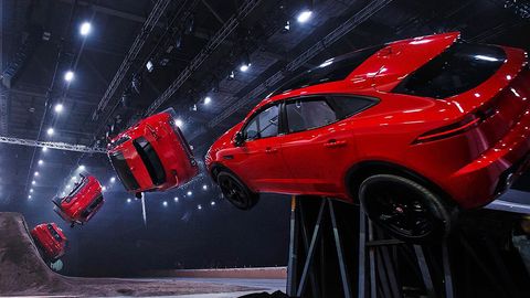 Jaguar E-Pace дунёдаги энг узун «бочка» учун Гиннеснинг рекордлари китобига кирди (видео)