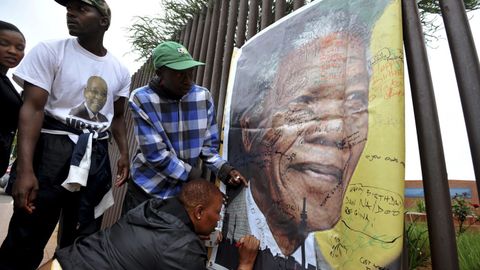 JAR prezidenti xalqaro Mandela kunini oyna yuvish bilan nishonladi
