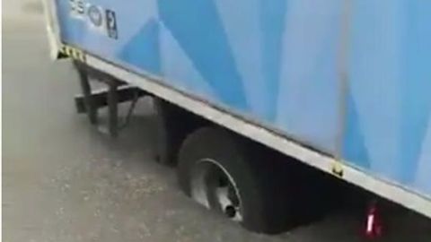 Kuvaytda yuk mashinasi jaziramada erib ketgan asfaltga botib qoldi (foto)