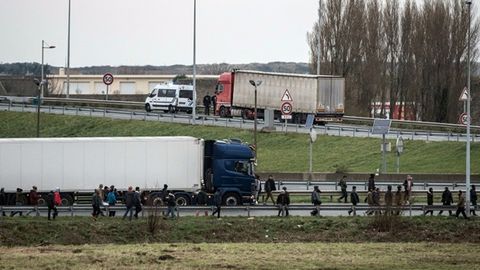 Францияда юк машинаси музлатгичи ичидан 26 нафар муҳожир топилди