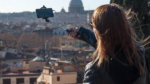 Milan ko‘chalarida selfi tayoqlaridan foydalanish va ovqat sotish taqiqlandi