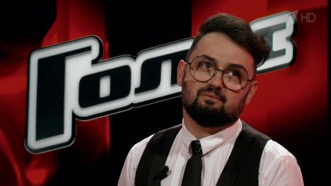 «Голос» иштирокчиси йўловчиларни тинчлантириш учун самолёт бортида қўшиқ куйлади