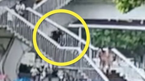 Хитойлик аёл телефон сабабли зинадан йиқилиб тушди ва ҳалок бўлди (видео)