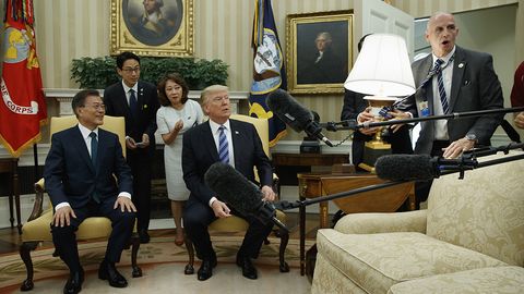 Jurnalistlar Oq uyda Tramp ustiga chiroqni tushirib yuboray dedi (video)