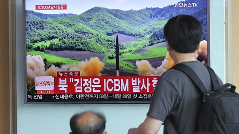 Shimoliy Koreya qit’alararo ballistik raketasi yadro kallagini eltishga qodirligini ma’lum qildi (video)