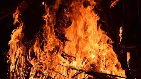 Saxalinda jodugarlikda ayblangan ayolning uyi yoqib yuborildi