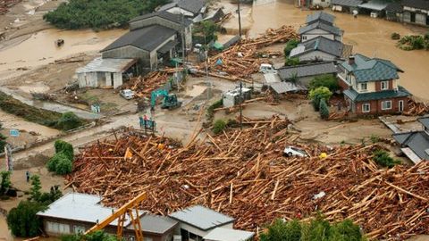 Японияда тошқинлар қурбонлари сони 18 кишига етди