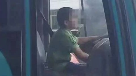 Хитойлик болакай автобусни миниб қочиб, 40 дақиқа шаҳар бўйлаб сайр қилди