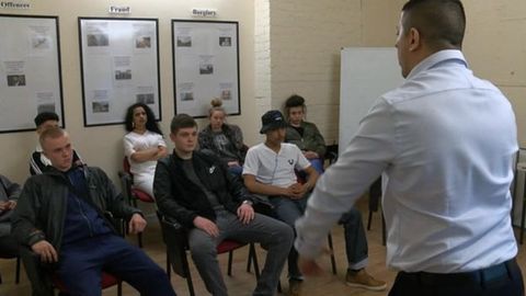 Англия мактабларидан наркотик қабул қилгани учун рекорд миқдордаги ўқувчилар четлатилди