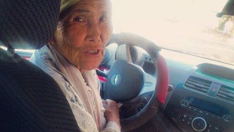 Нукусда шундай онахон бор: у такси ҳайдайди