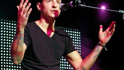 Linkin Park гуруҳи солисти Честер Беннингтон ўз жонига қасд қилди